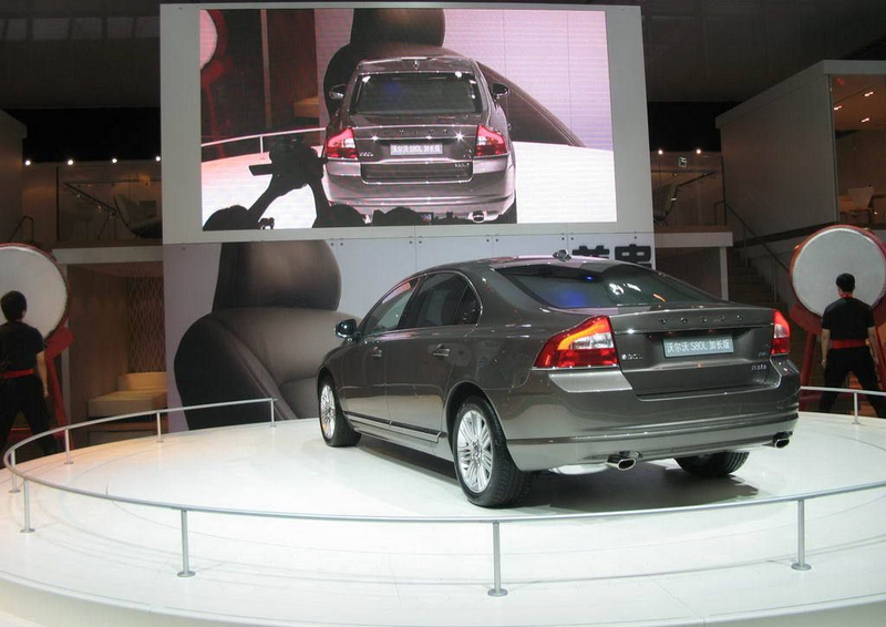 Illustration for article titled Volvo S80L: Longer, with More Chinese Characters!